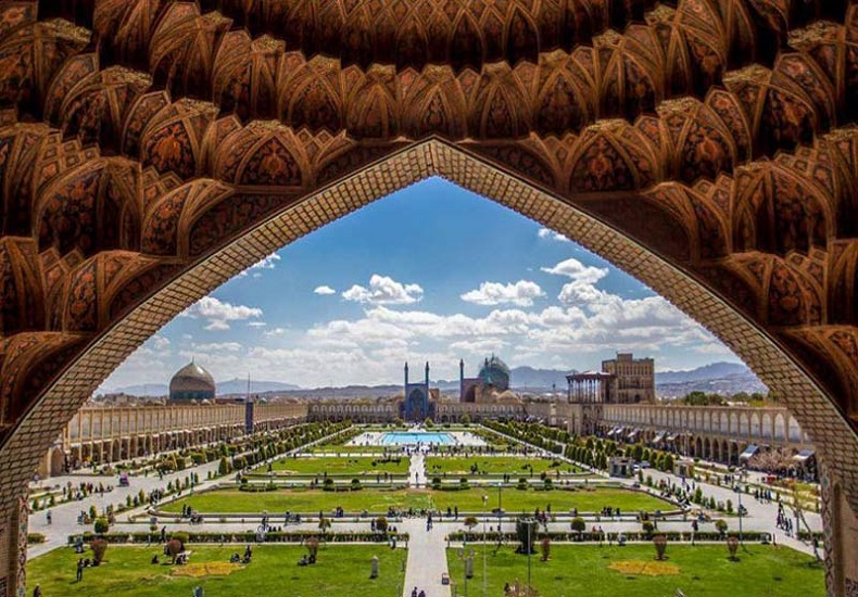 Pasar un día en la plaza de Naqsh-e Yahán 